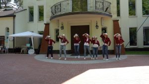 Pokaz taneczny przed kościołem.