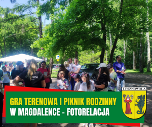 Żółty napis Gra Terenowa i Piknik Rodzinny oraz biały napis w Magdalence - Fotorelacja na zielonym pasku. Na zdjęciu dużo dzieci przy stanowisku z grą w lesie.