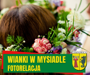 Wianek kwietny na głowie, na dole na zielonym pasku napis: WIANKI W MYSIADLE FOTORELACJA, na dole po prawej