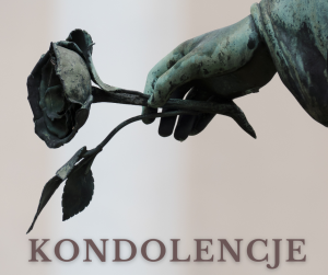 Napis kondolencje i fragment rzeźby - dłoń trzynająca różę.