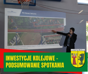 Osoba pokazująca slajd wyświetlany na ścianie