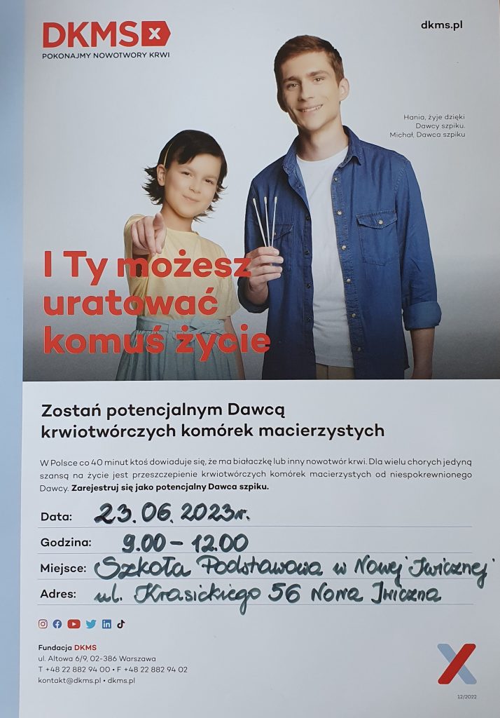 Na obrazku znajduje się chłopiec, który trzyma trzy patyczki i dziewczynka, która wskazuje na nas palcem.