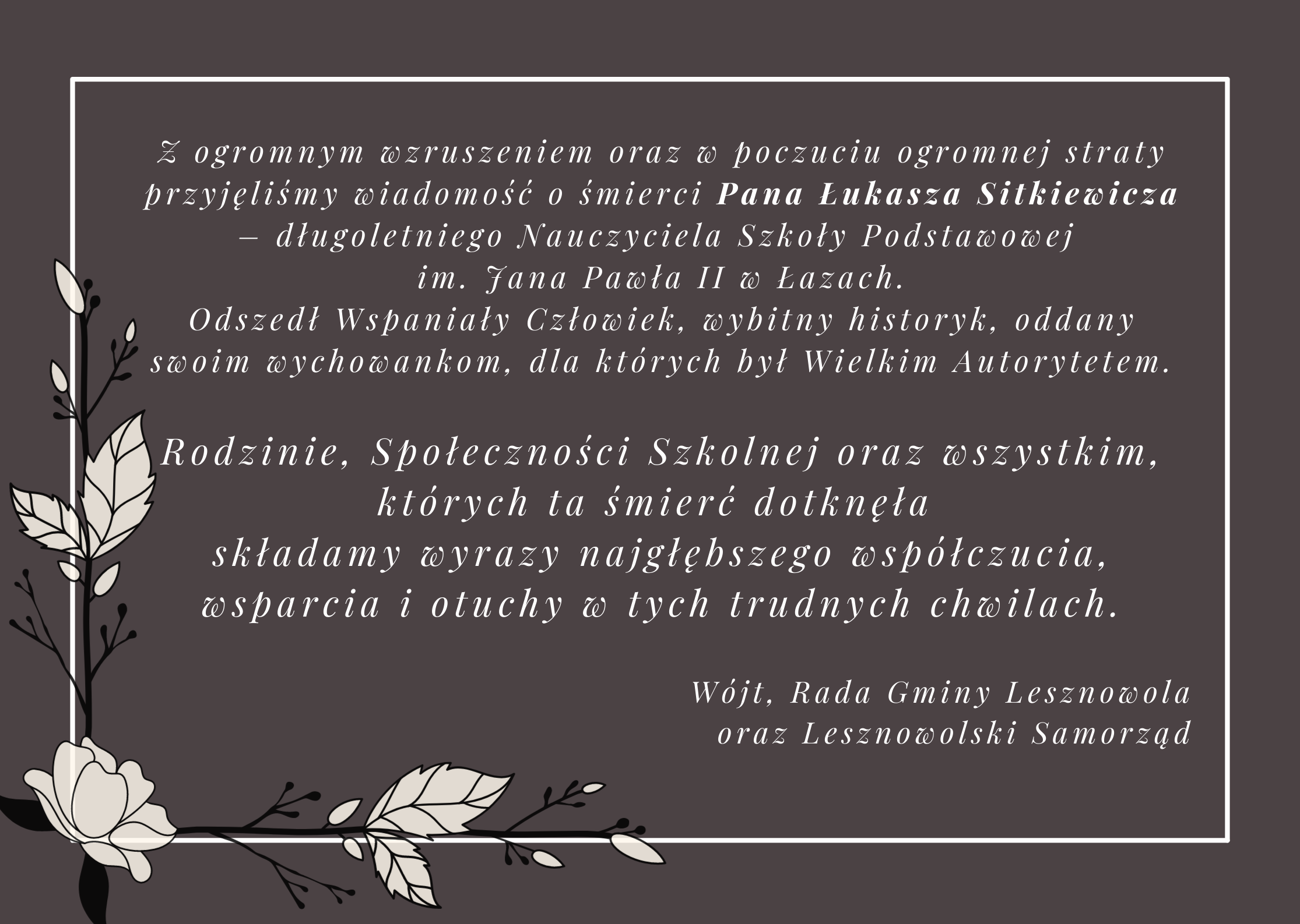 Białe słowa nekrologu na szarym tle. W lewym dolnym rogu kwiat i liście.