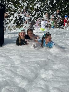 Dzieci bawią się w pianie.