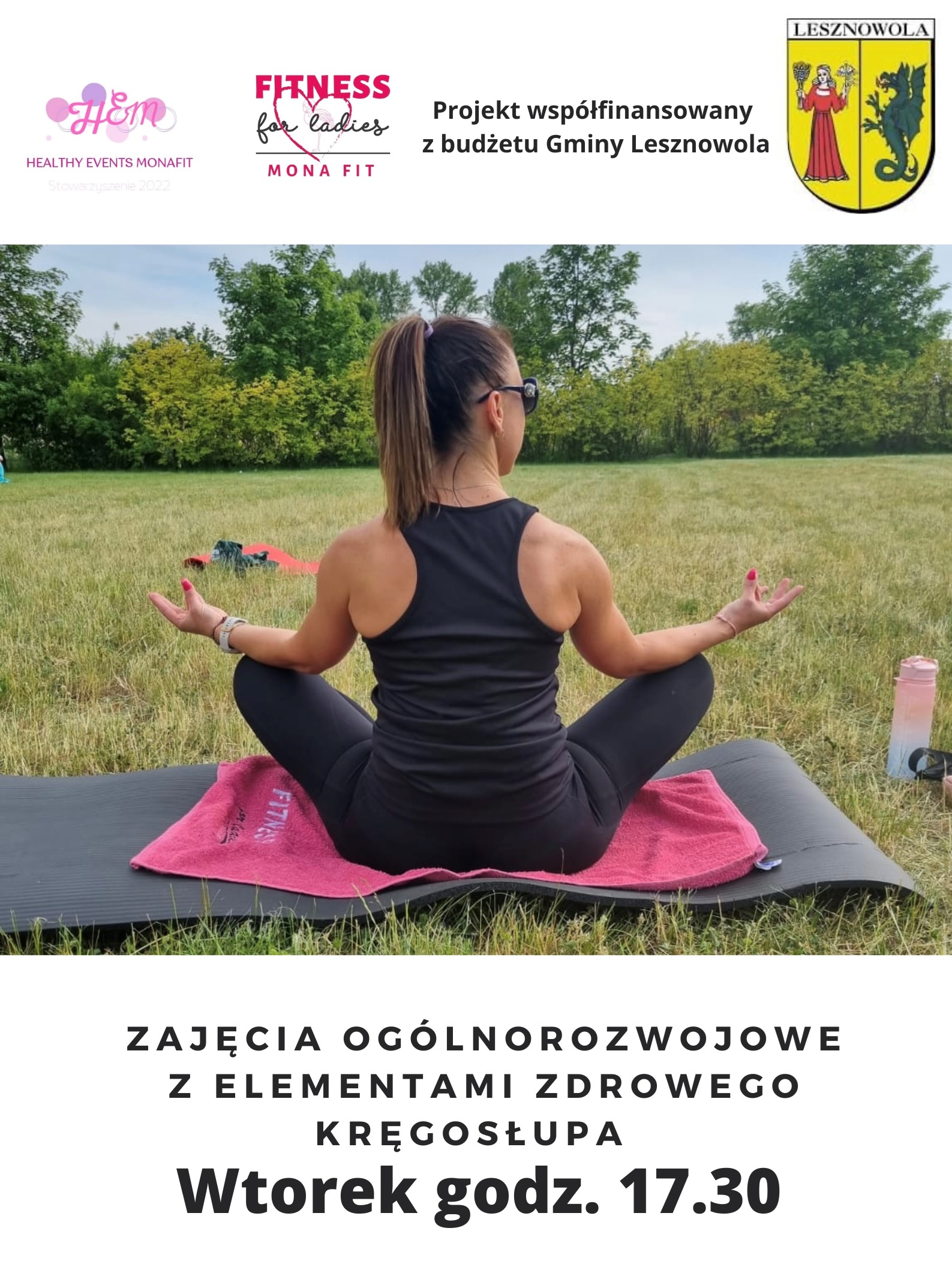 siedząca kobieta od tyłu. Napis ZAJĘCIA OGÓLNOROZWOJOWE Z ELEMENTAMI ZDROWEGO KRĘGOSŁUPA