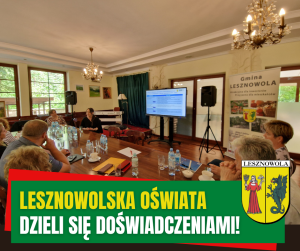 Żółty napis Lesznowolska oświata i biały napis dzieli się doświadczeniami! na zielonym pasku. W tle osoby siedzą przy stołach i patrzą na prezentację.