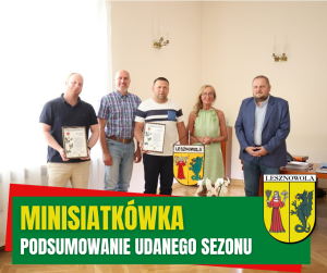 Żółty napis Minisiatkówka i biały napis podsumowanie udanego sezonu.
