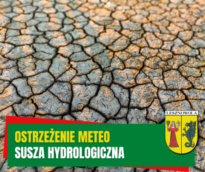 Żółty napis ostrzeżenie meteo i biały napis susza hydrologiczna na zielonym pasku. W tle wysuszona ziemia.