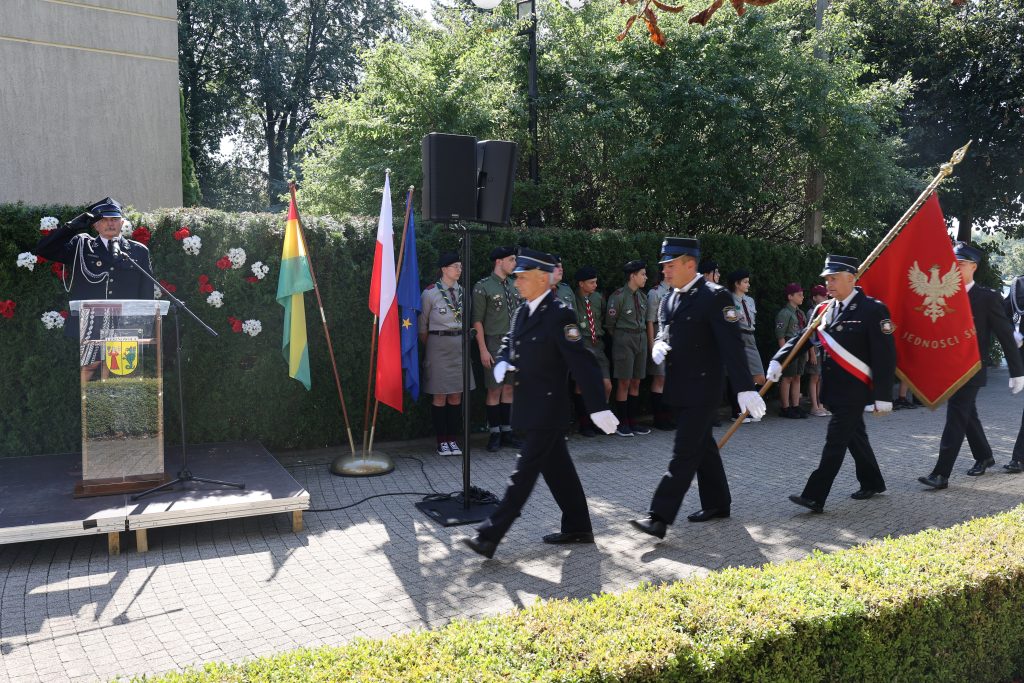 Uroczystość pod Urzędem - wchodzą poczty sztandarowe