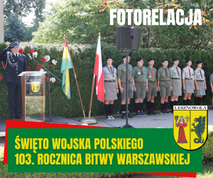 Zdjęcie z harcerzami z uroczystości Święta Wojska Polskiego pod Urzędem Gminy Lesznowola, u góry napis FOTORELACJA