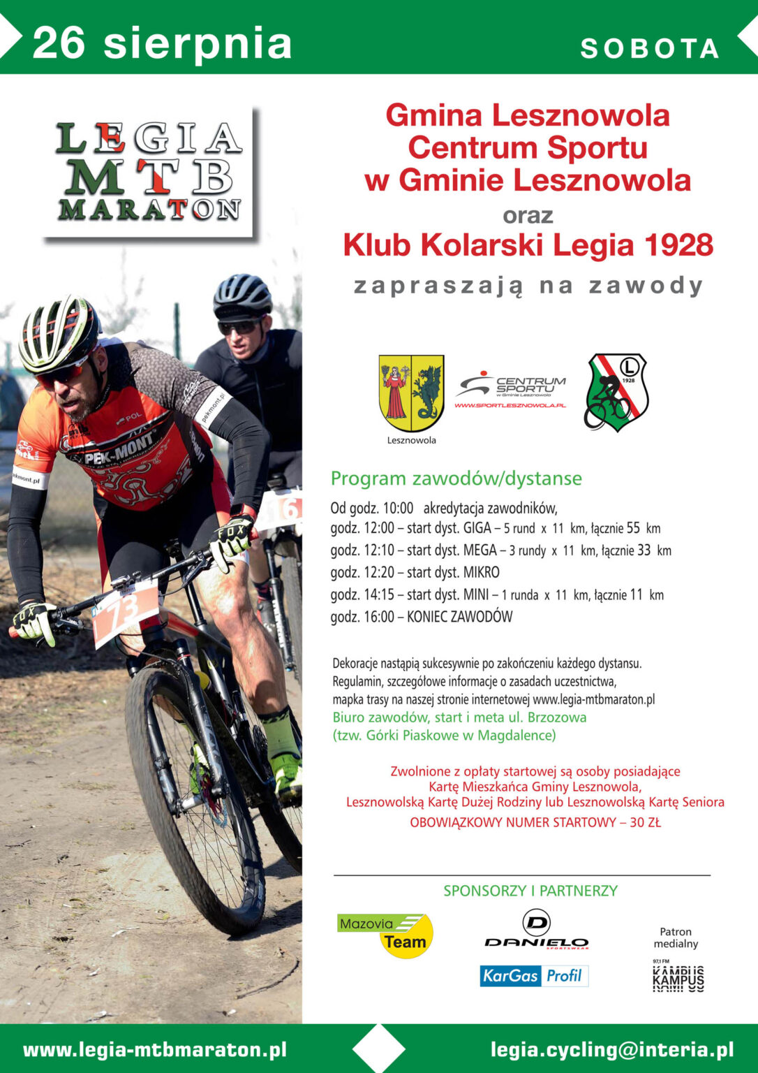 Dwóch kolaży na rowerach . Z prawej strony Herb Gminy Lesznowola, logo centrum sportu i logo Klubu Kolarskiego Legia 1928.