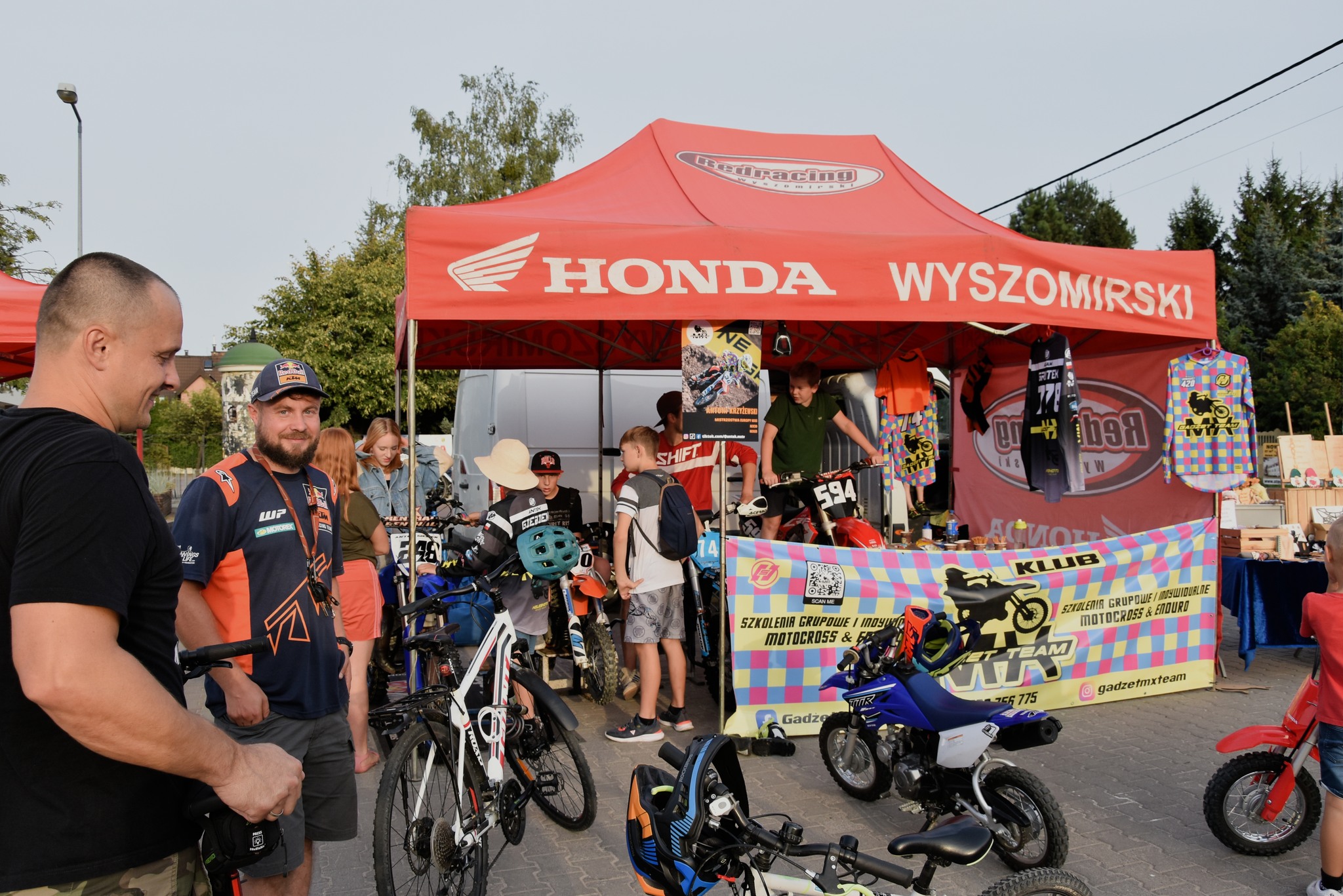 Dzieci czekają do stanowiska z motocyklami.