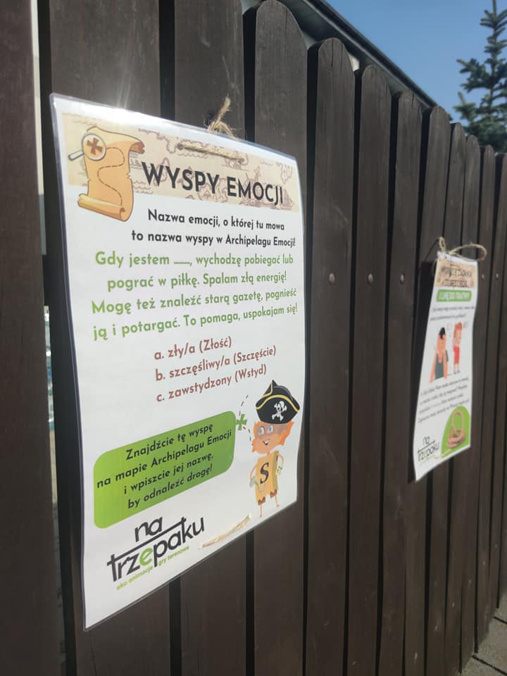 Plakat na płocie.