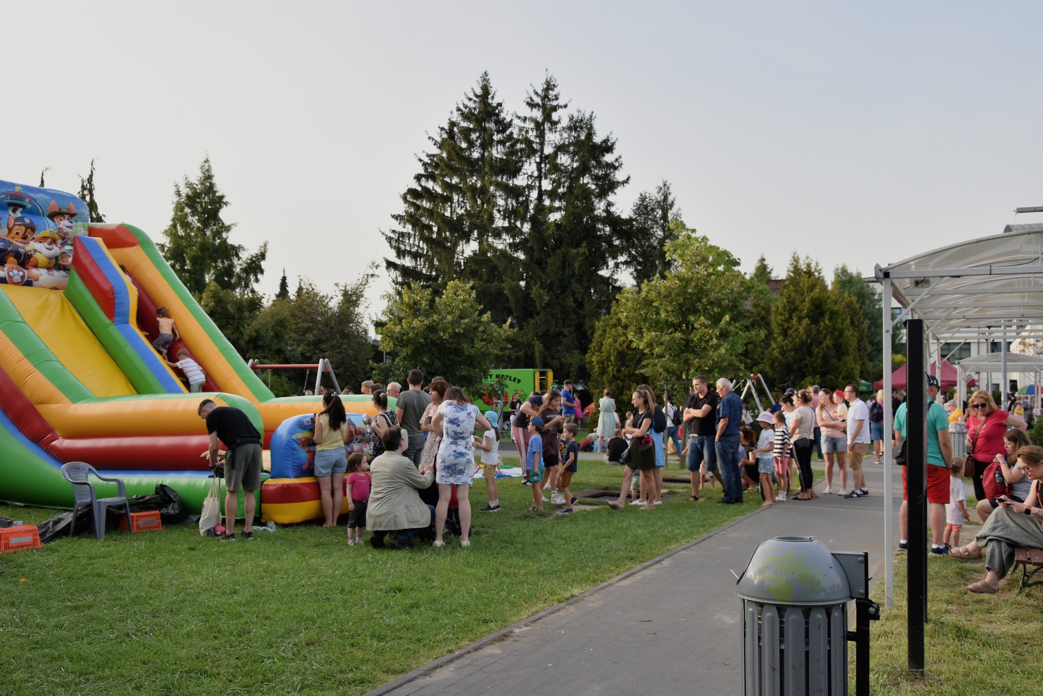 Plac imprezy. Po lewej stronie stoją dmuchańce.