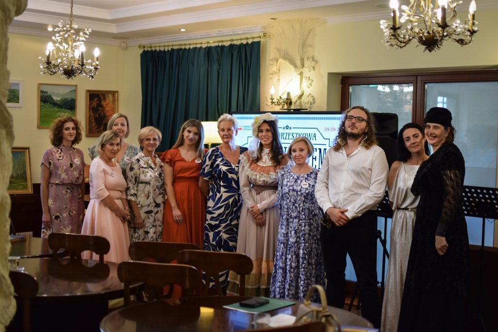 Osoby, które czytały "Nad Niemnem" stoją do pamiątkowego zdjęcia.