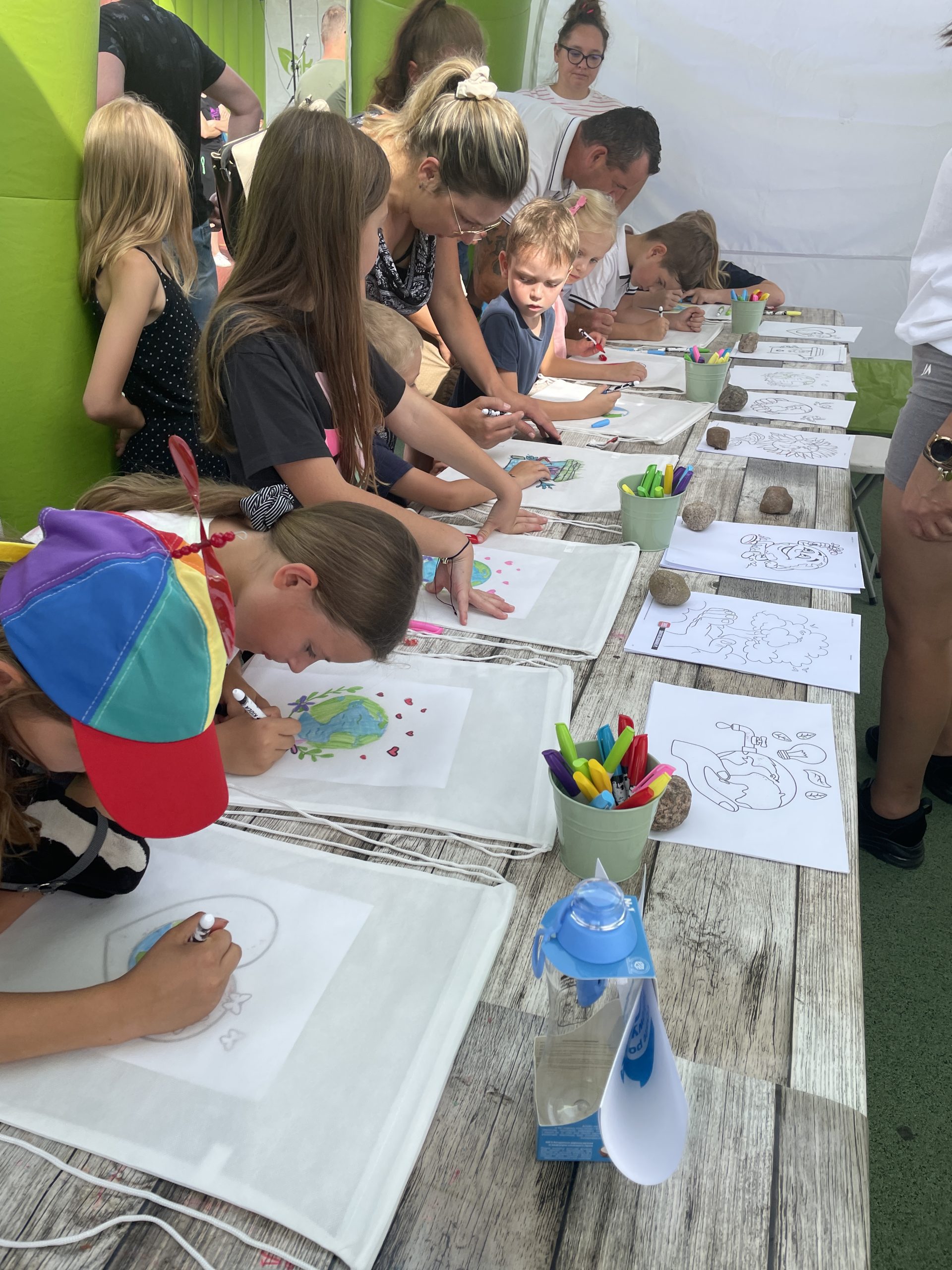 Dzieci malują na szkicach.