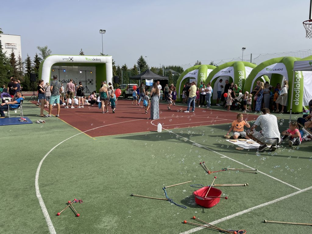 Plac imprezy. Mężczyzna puszcza bańki,