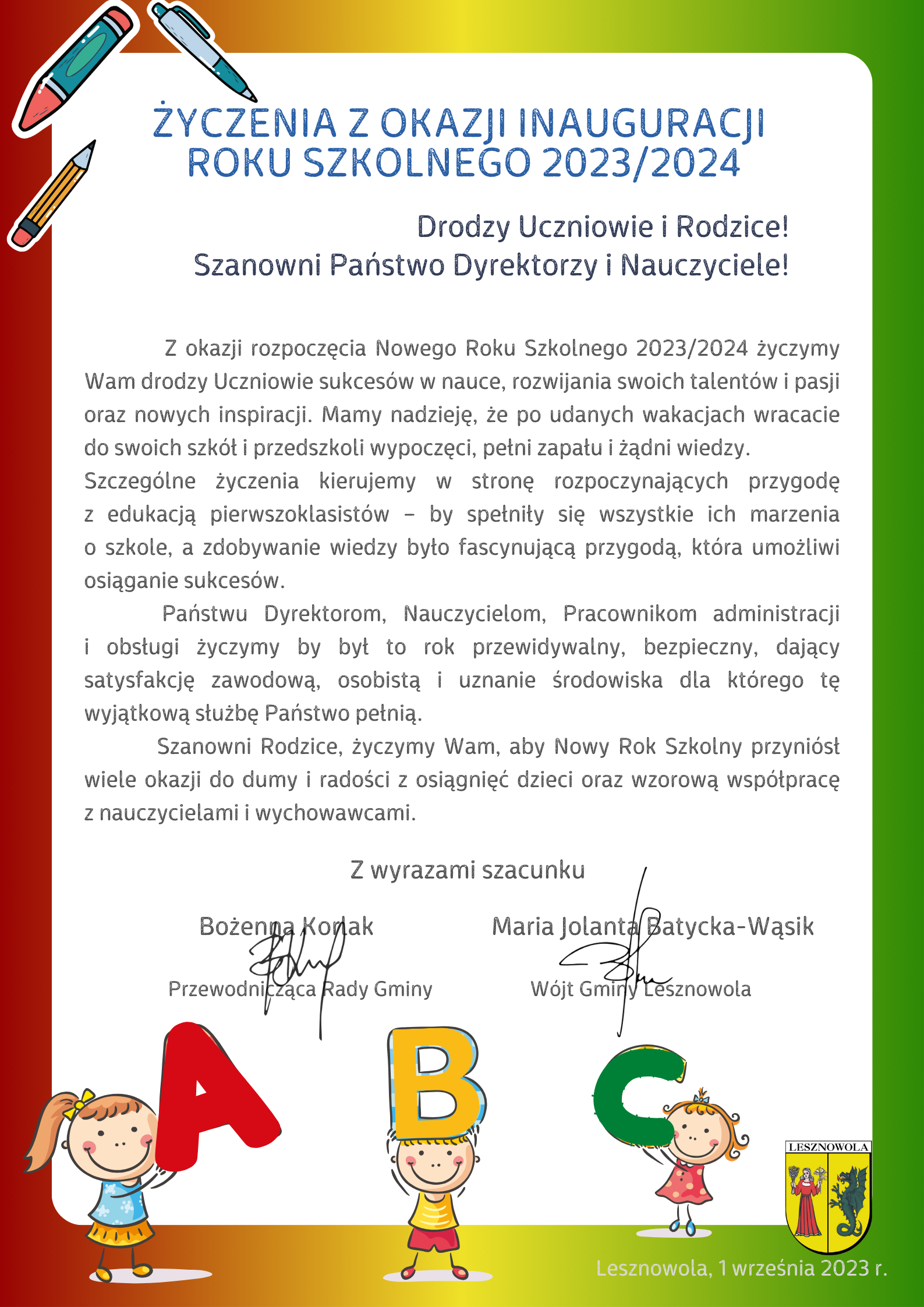 Dzieci trzymajace literki A, B,C. Życzenia z okazji inauguracji roku szkolnego 2023/2024