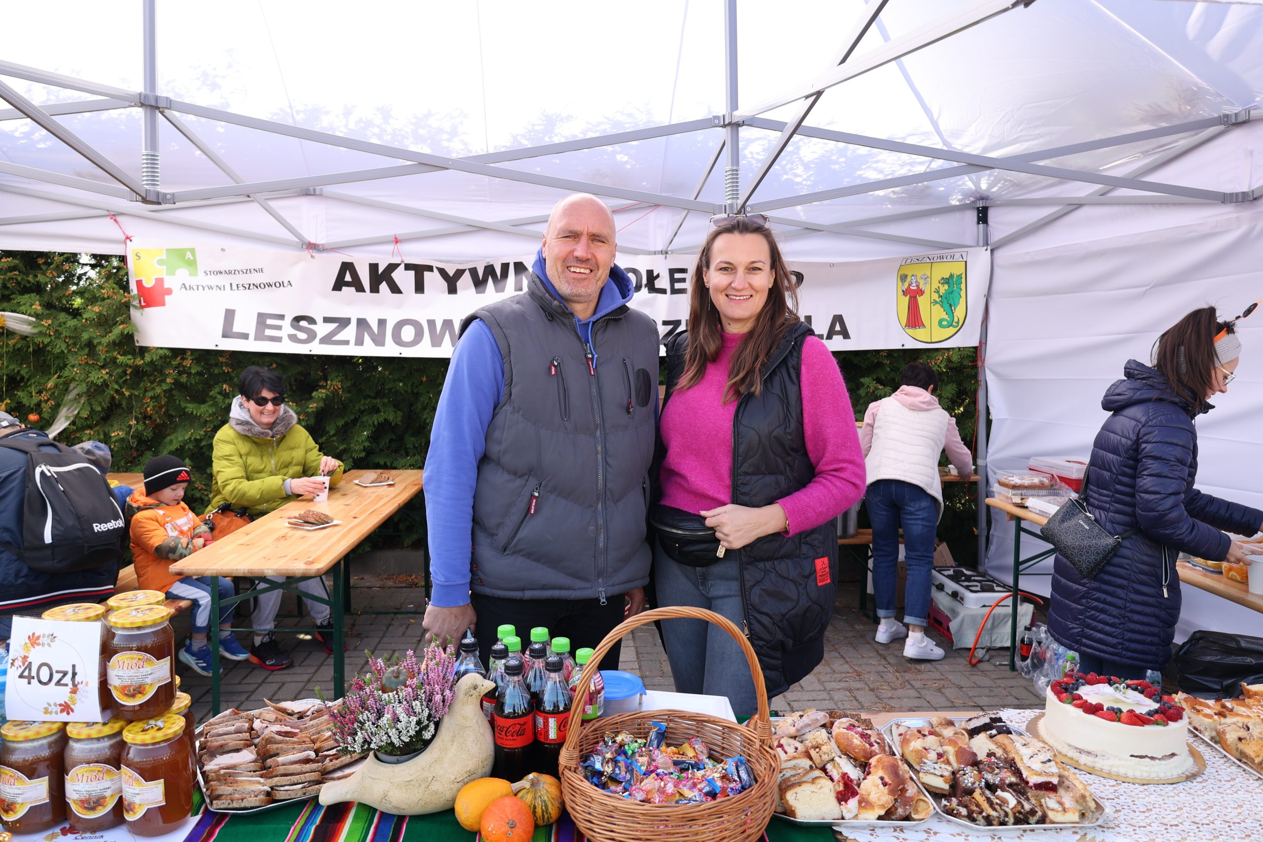 Stoiska na Święcie Dyni. Kobieta i Mężczyzna pozują do zdjęcia.