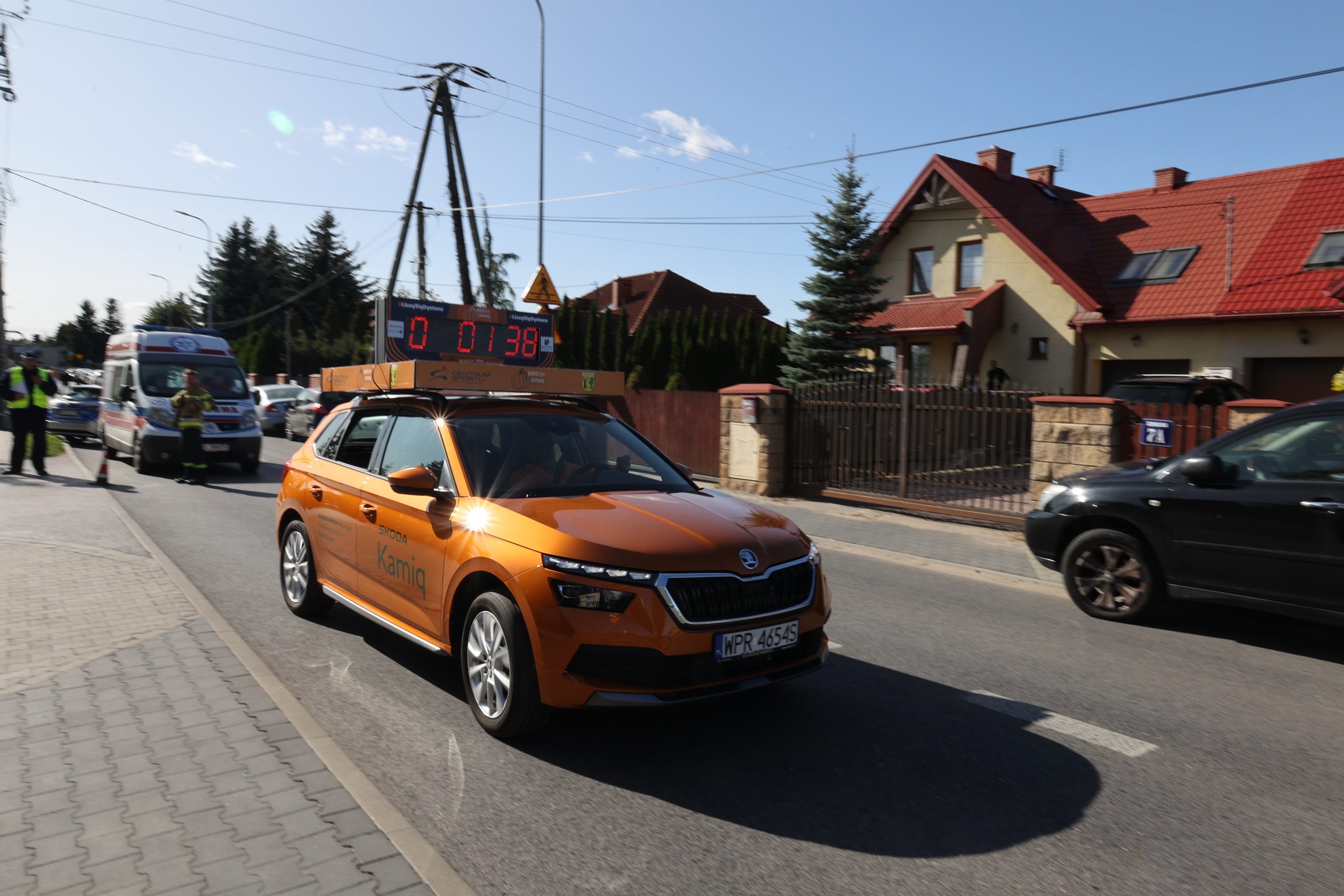 Samochód z licznikiem wyjechał na drogę.