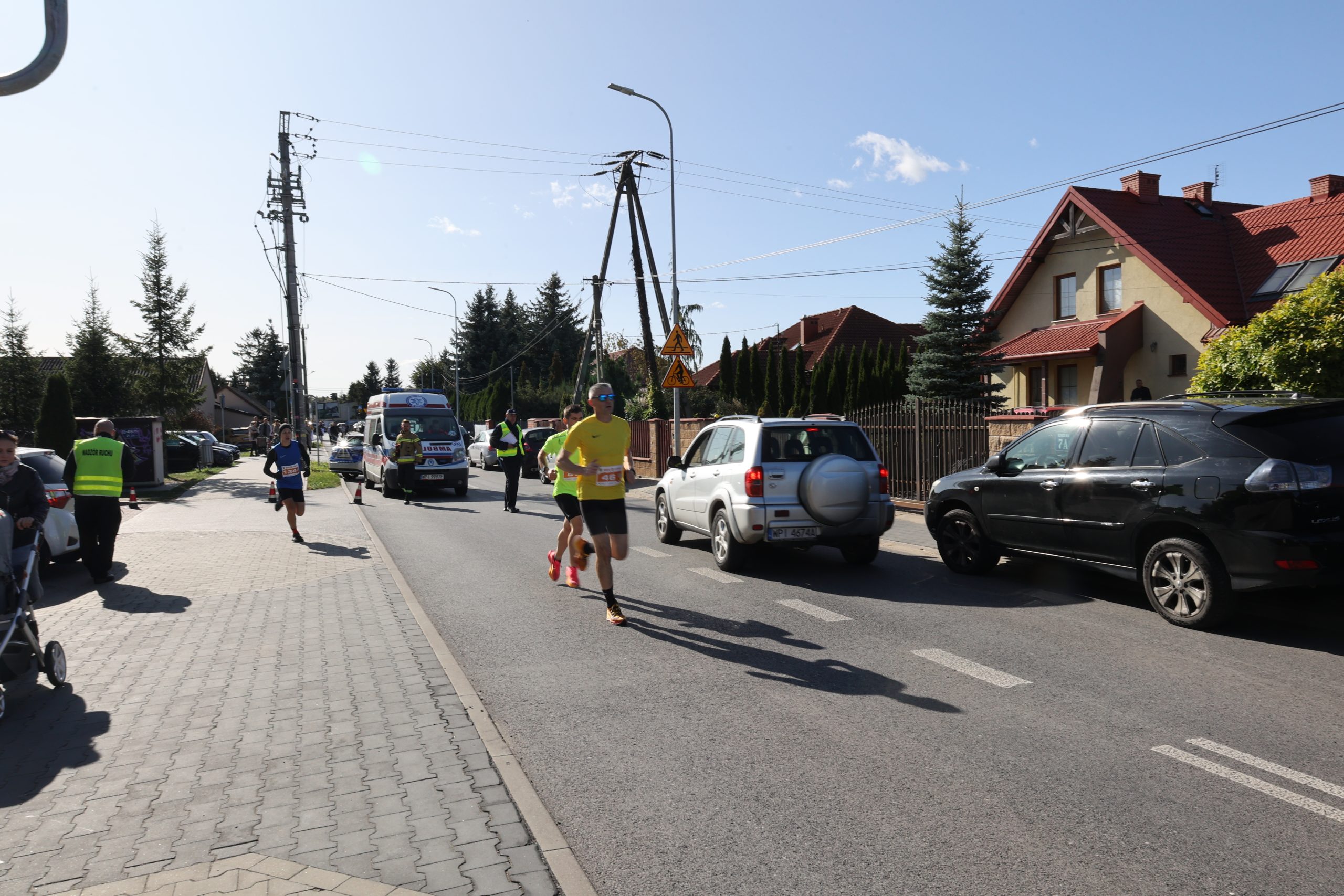Osoby wybiegają na ulicę.