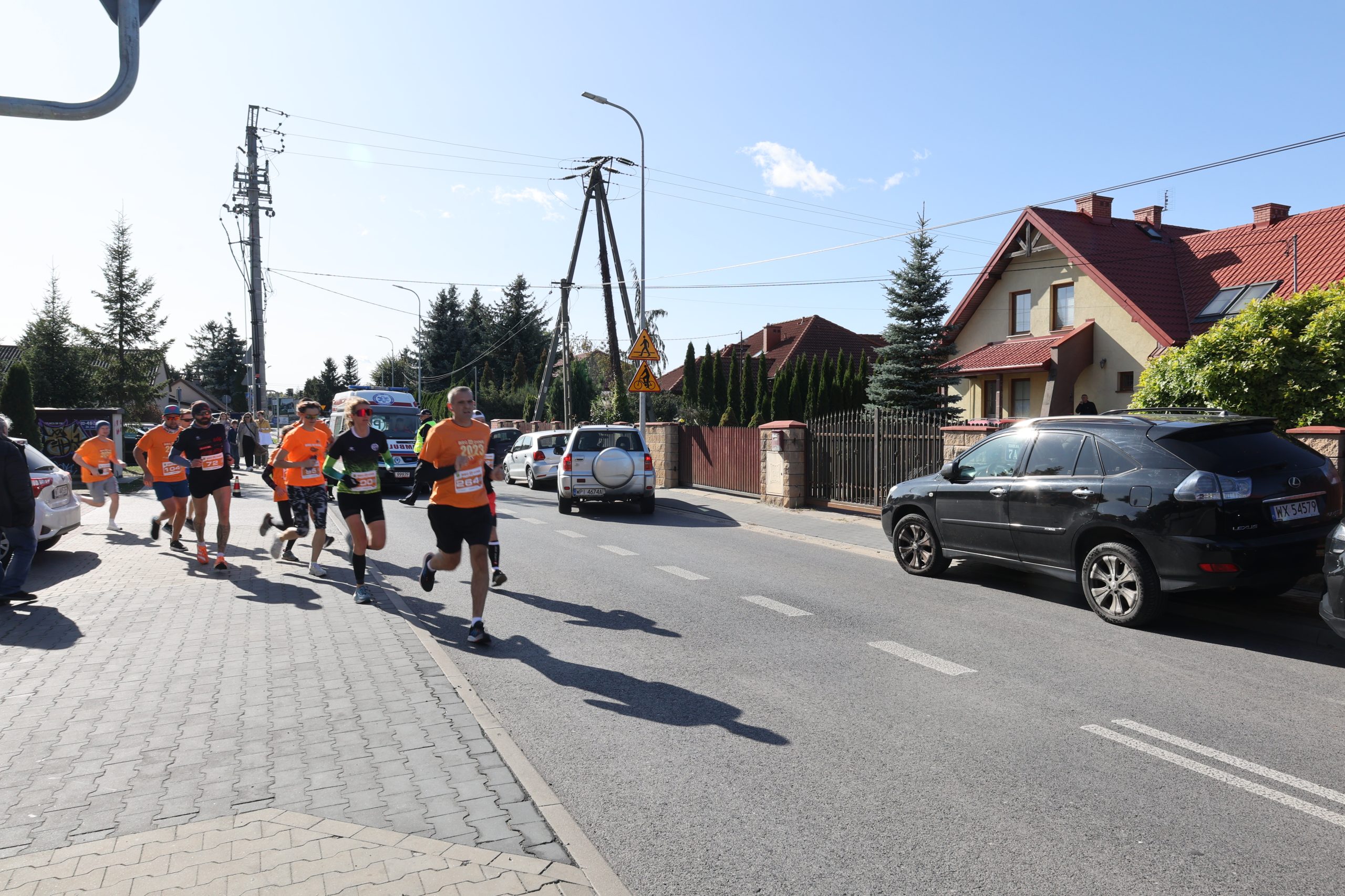 Osoby wybiegają na ulicę.