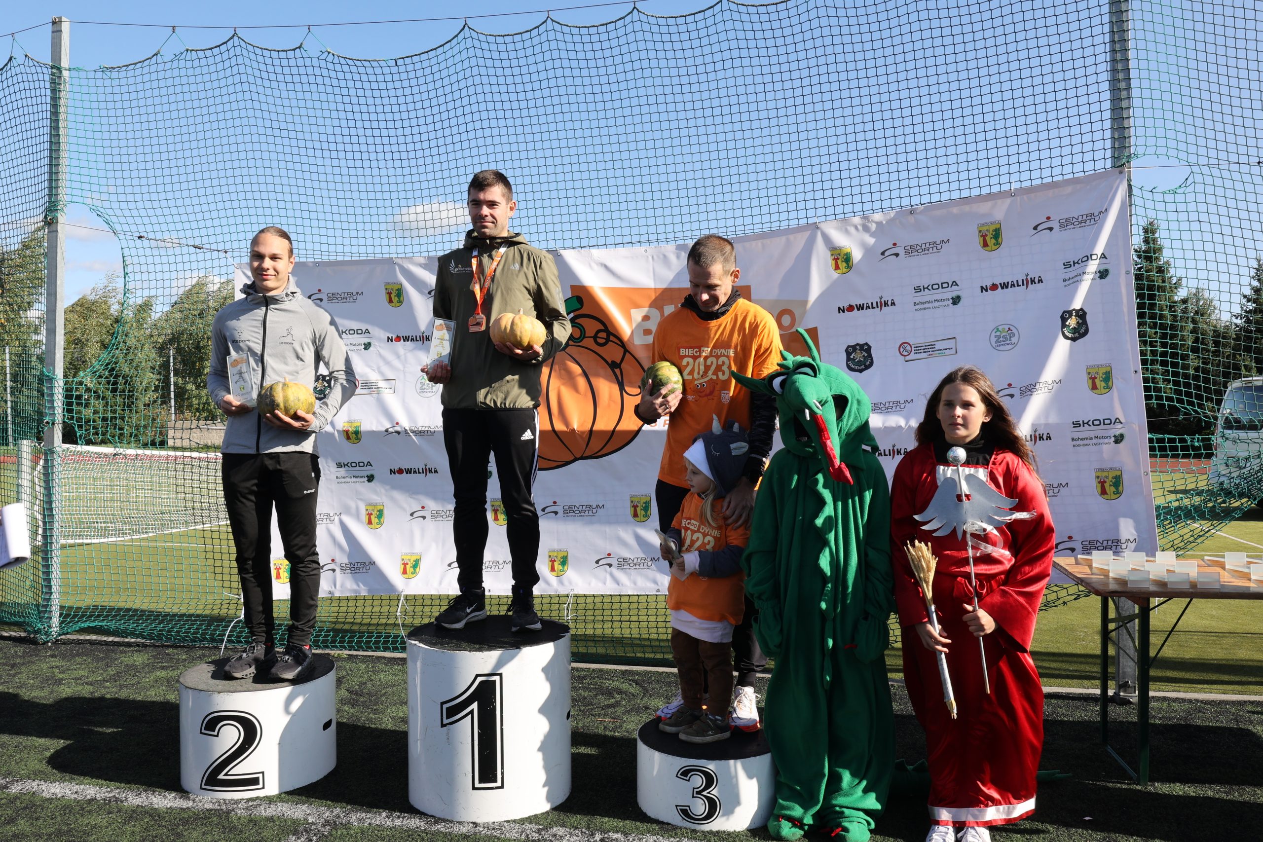 Zawodnicy na podium.