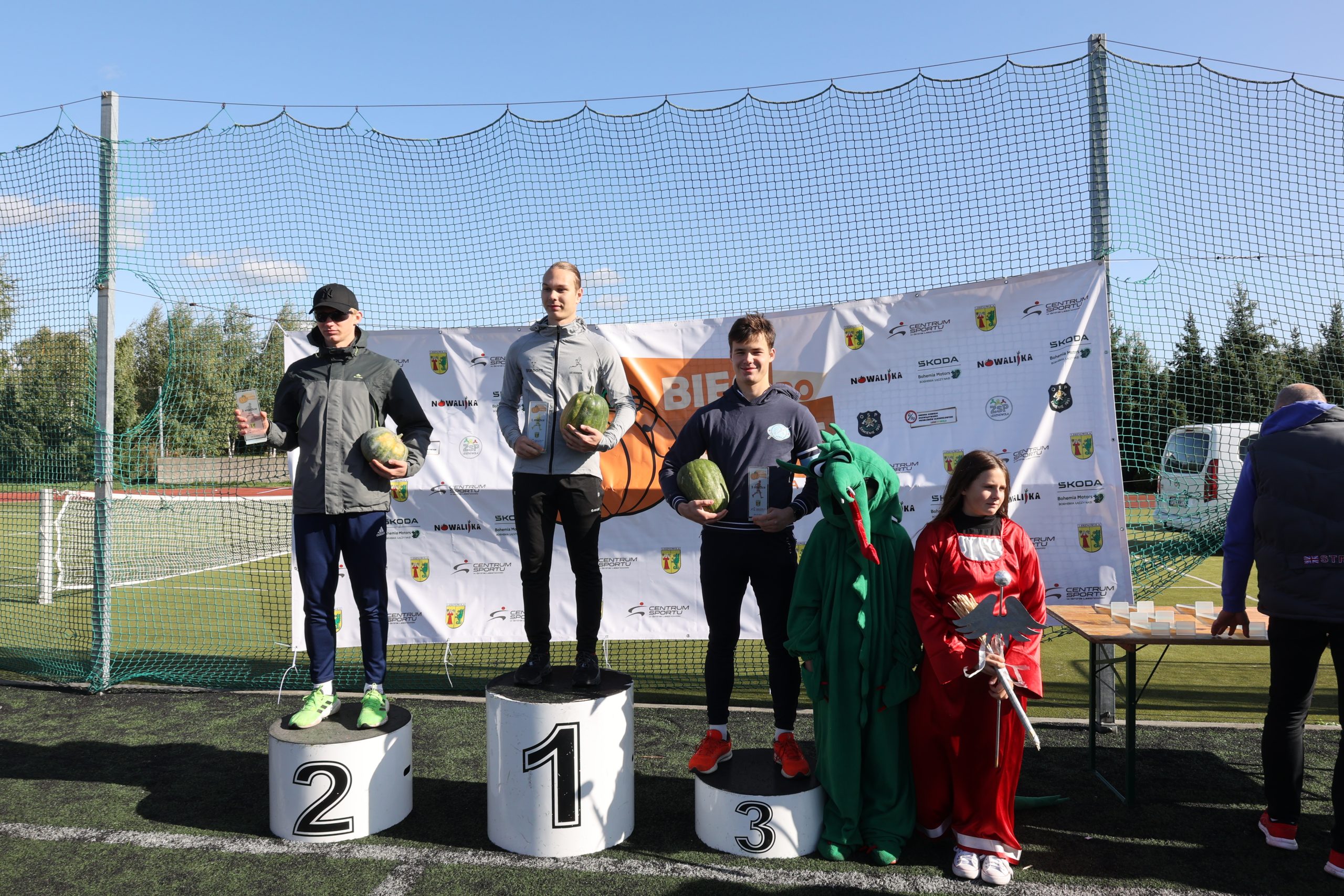 Zawodnicy na podium.