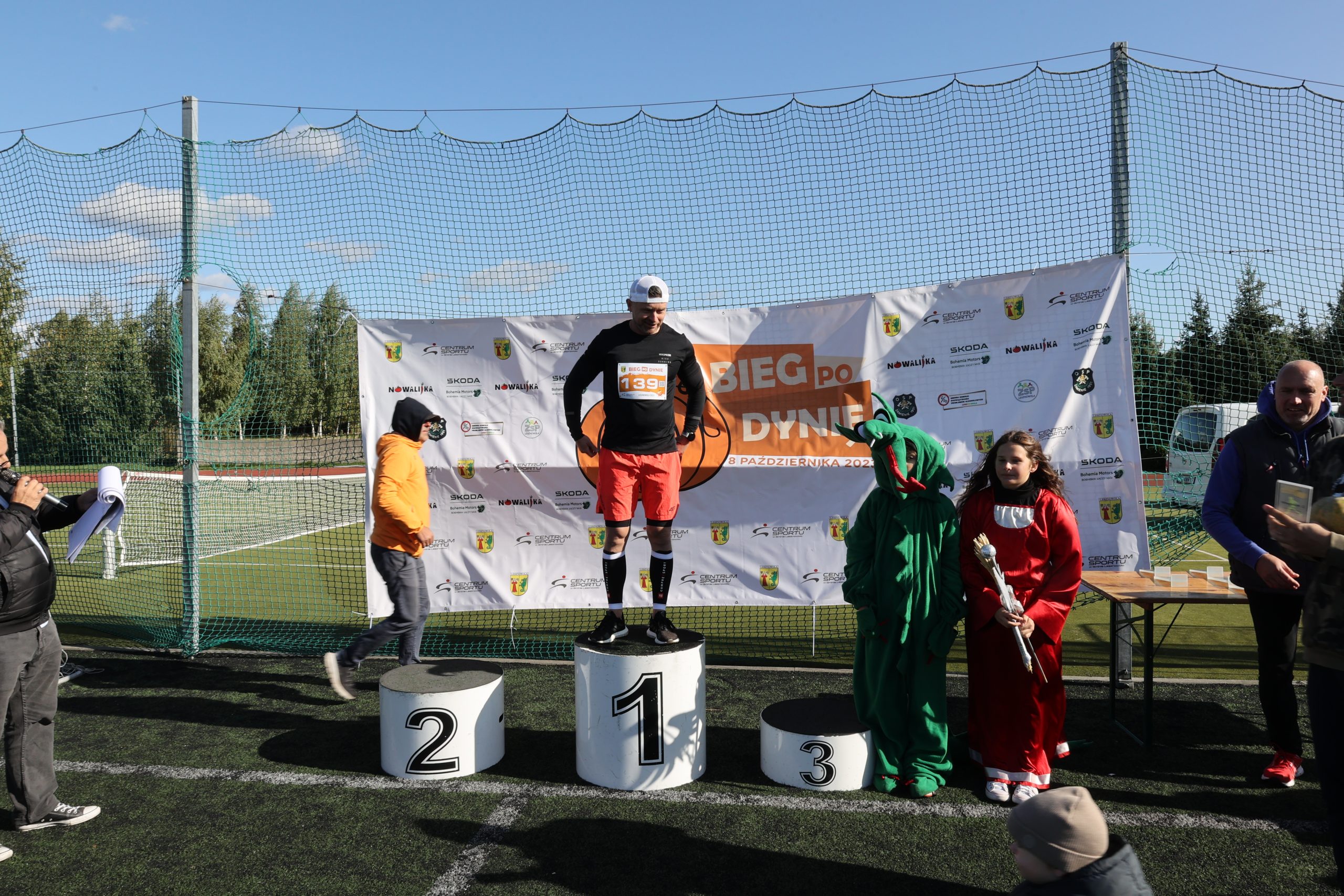 Zawodnik na podium.