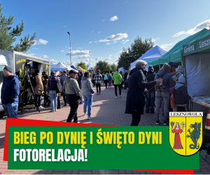 Żółty napis Bieg po Dynię i Święto Dyni i biały napis fotorelacja! na zielonym pasku. W tle dużo ludzi przy straganach.