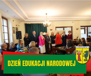 Żółty napis Dzień Edukacji Narodowej na zielonym pasku. Na obrazku dużo kobiet i mężczyzn ubranych elegancko.