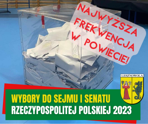 Żółty napis Wybory do Sejmu i Senatu i biały napis Rzeczypospolitej Polskiej 2023 na zielonym pasku. W tle urna z głosami.