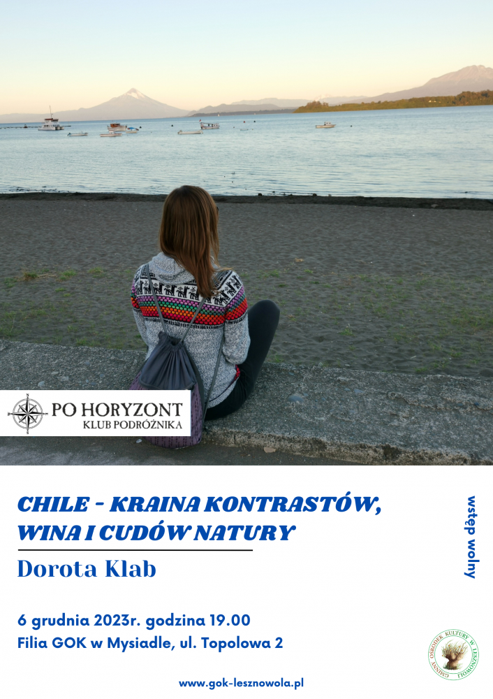 Dziewczyna siedzi na plaży i patrzy na wodę.