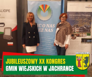 Żółty napis "Jubileuszowy XX Kongres" i biały napis "Gmin Wiejskich w Jachrance" na zielonym pasku. Na zdjęciu znajdują się dwie kobiety.