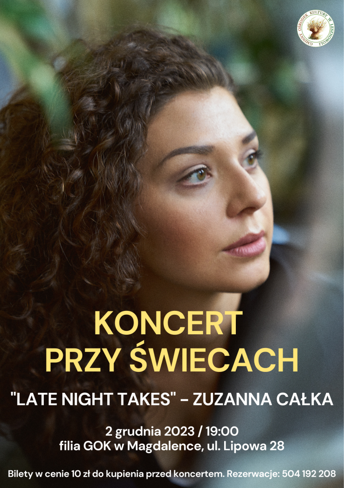 Kobieta z kręconymi włosam patrzy się w prawo