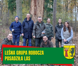 Zdjęcie zbiorowe w lesie na tle drzew