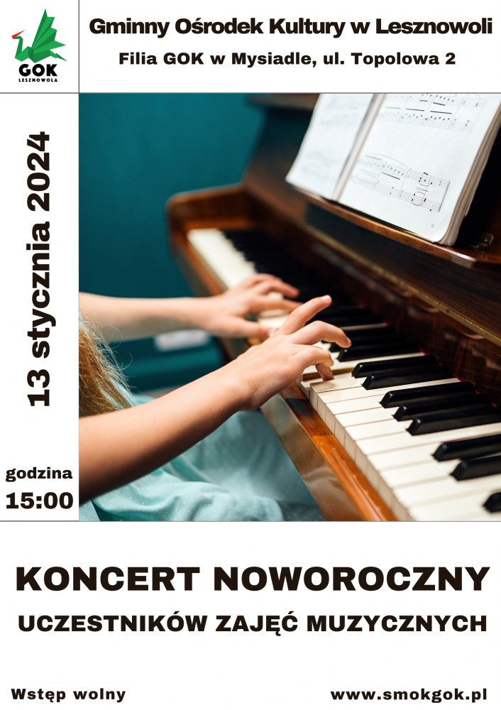 Dziewczynka gra na pianinie.