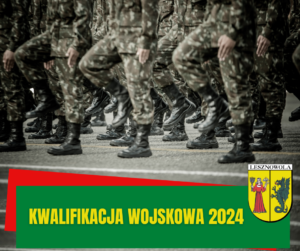 Żółty napis "Kwalifikacja Wojskowa 2024" na zielonym pasku. W tle widać żołnierzy, podczas defilady.