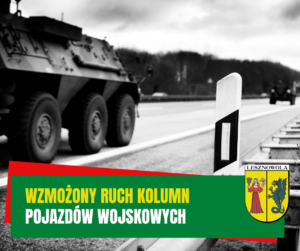 Żółty napis "Wzmożony ruch kolumn" i biały napis "pojazdów wojskowych" na zielonym pasku. W tle dwa samochody wojskowe.