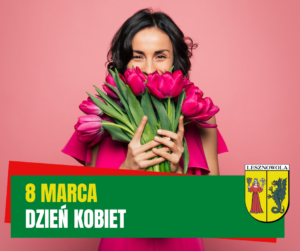 Żółty napis 8 marca i biały napis Dzień Kobiet na zielonym pasku. w Tle kobieta w amarantowej sukience jest schowana za różowymi tulipanami.