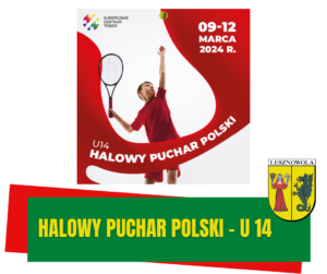 Żółty napis Halowy Puchar Polski - U 14 na zielonym pasku. Chłopiec z rakietą tenisową szykuje się do serwowania.