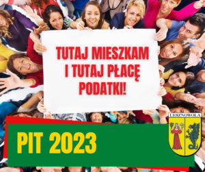 Żółty napis "PIT 2023" na zielonym pasku. W tle wiele osób podnosi kartkę z czerwonym napisem "Tutaj Mieszkam i Tutaj płacę podatki".