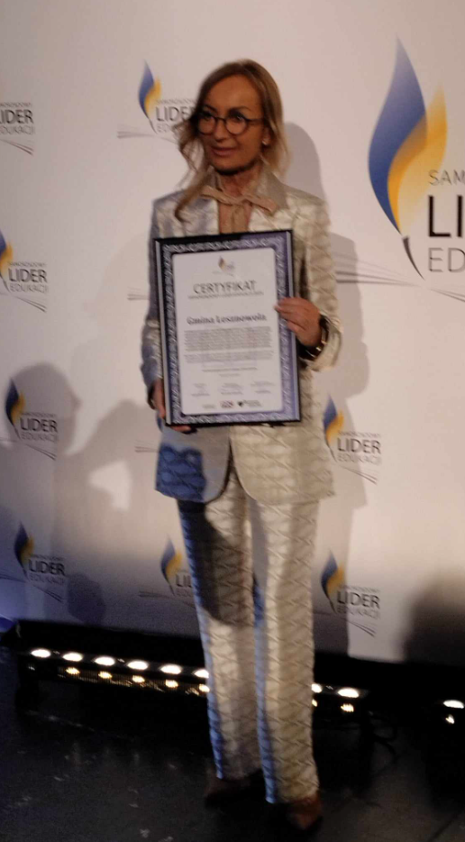 Samorządowy Lider edukacjo, zdjęcie pani Wójt z certyfikatem