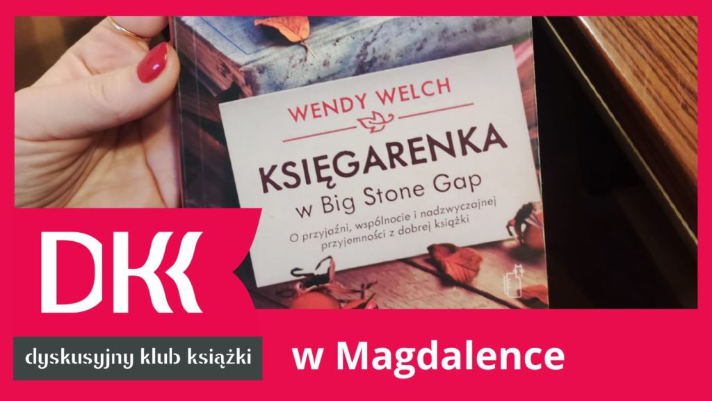 Kobieta trzyma książkę pt. Big Stone Gap