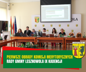 Żółty napis "I obrady Komisji Merytorycznych" i biały napis "Rady Gminy Lesznowola IX Kadencji" na zielonym pasku. W tle przy stole siedzi 6 osób. Trzy kobiety i trzech mężczyzn.