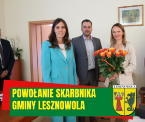 Trzy osoby na zdjęciu, kobieta stojąca jako pierwsza z prawej trzyma bukiet róż.