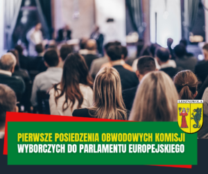 Żółty napis "Pierwsze posiedzenia obwodowych komisji" i biały napis "wyborczych do Parlamentu Europejskiego" na zielonym pasku. W tle sala pełna ludzi.