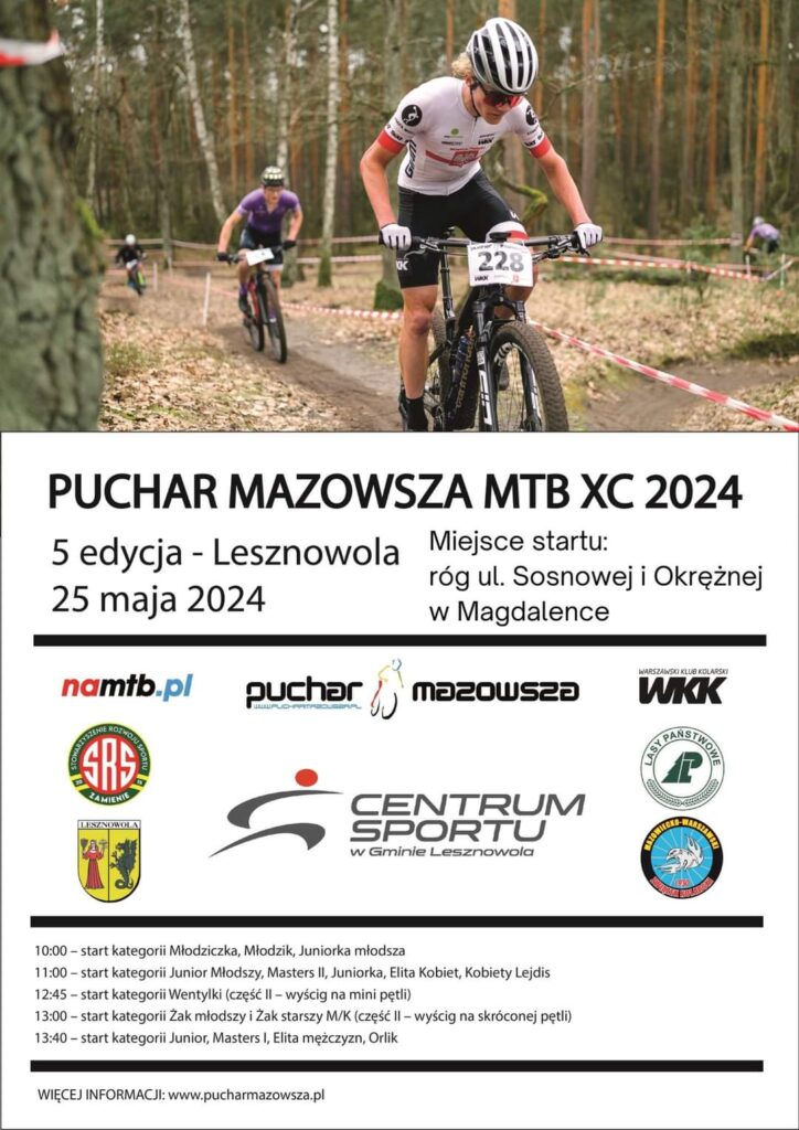 Rowerzyści jadą na rowerach po lesie