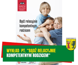 Żółty napis wykład pt. "Bądź relacyjnie i biały napis "kompetentnym rodzicem" na zielonym pasku. W tle ojciec trzyma na na sobie dwóch chłopców.