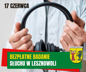Osoba trzymająca w dłoniach słuchawki